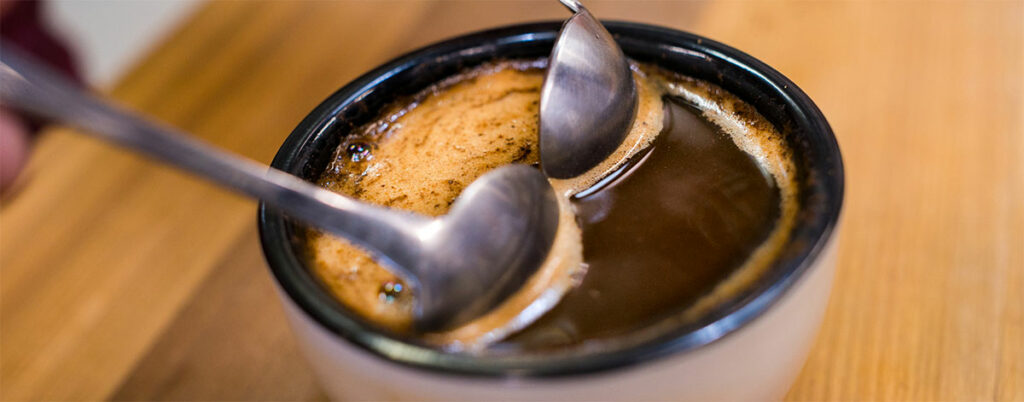 Retirer la croûte du café avec 2 cuillères