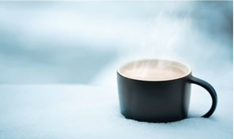 tasse de café dans la neige