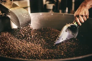 Grains de café, solution économique et de qualité pour la pause café des salariés. 