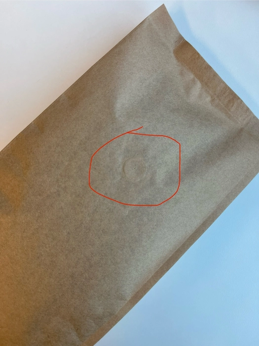 valve de dégazage sur paquet de café en grains pour éviter que le paquet ne gonfle